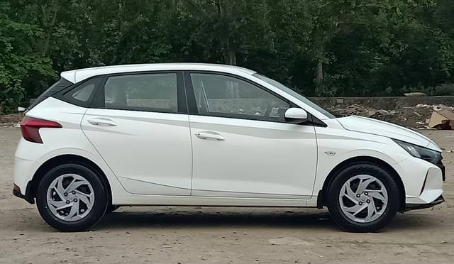 https://images10.gaadi.com/usedcar_image/4622786/original/d5405369791d0b1e0ceebb9ea6da95d7.jpg?imwidth=6401