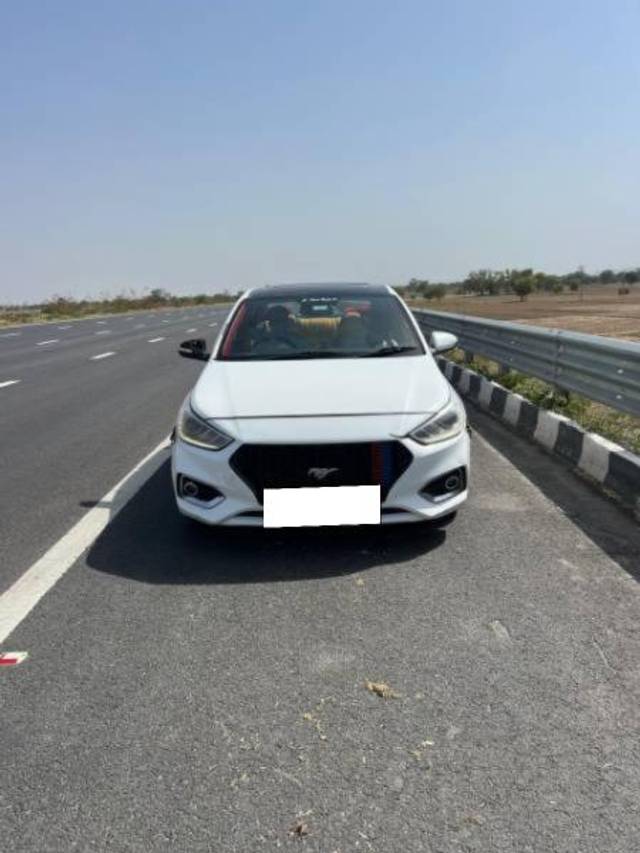 https://images10.gaadi.com/usedcar_image/4622795/original/processed_f481d59f-eaf4-4d00-80ac-bad6ea402e1d.jpg?imwidth=6402