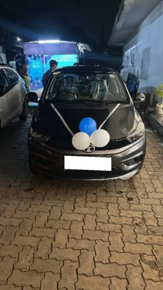 https://images10.gaadi.com/usedcar_image/4622835/original/processed_9d563979-928d-41d6-b661-d6ebb6dda25f.jpeg?imwidth=6400