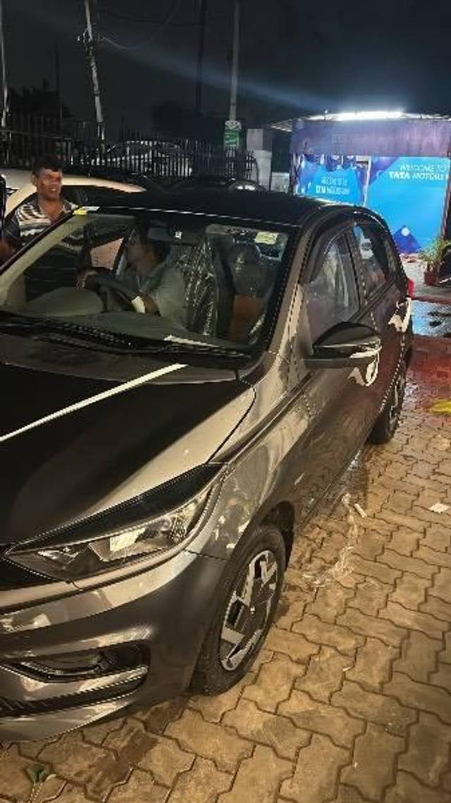 https://images10.gaadi.com/usedcar_image/4622835/original/processed_dd96f99b-0387-4ffd-8234-6607f3606e4e.jpeg?imwidth=6401
