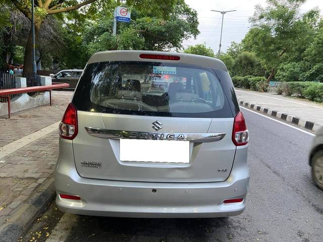 https://images10.gaadi.com/usedcar_image/4622901/original/processed_6df207f5-1ee9-4d30-b736-7b0ffb672982.jpg?imwidth=6402