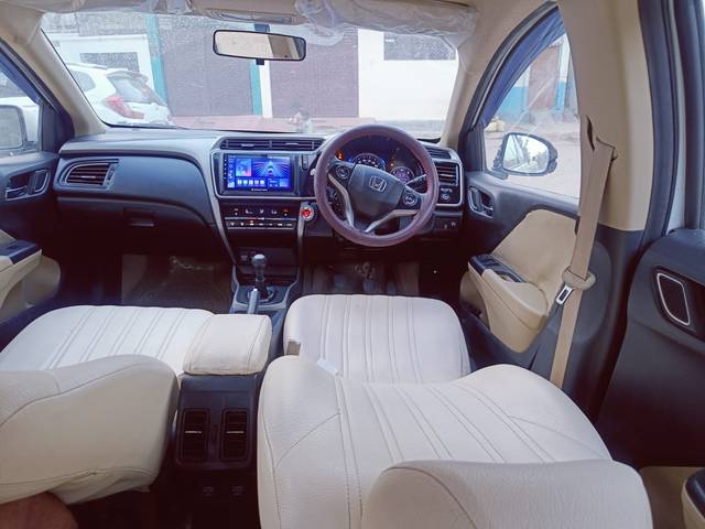 https://images10.gaadi.com/usedcar_image/4623039/original/fd644dbe-fb1a-4db3-82f8-8d4c3a15ed7d.jpg?imwidth=6400