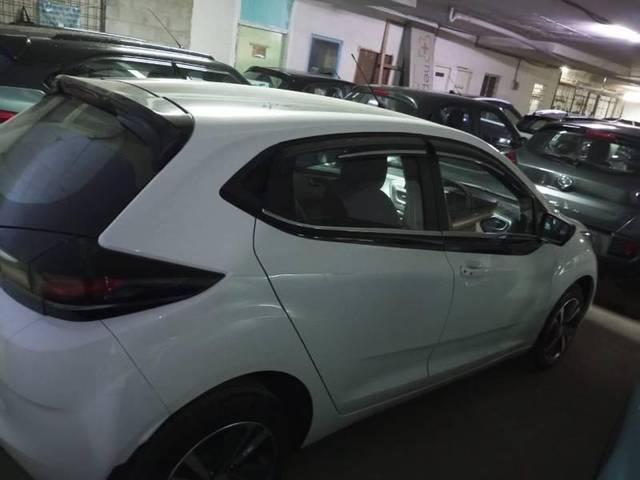 https://images10.gaadi.com/usedcar_image/4623240/original/processed_990e2e9d-6d7e-4ecf-bc60-74ff1efd206a.jpg?imwidth=6401