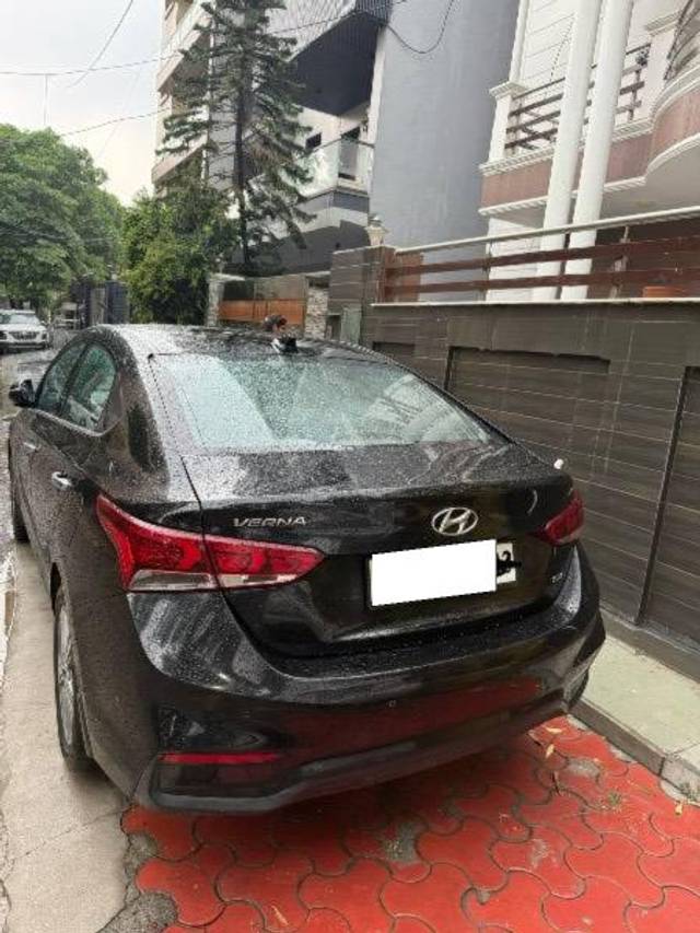 https://images10.gaadi.com/usedcar_image/4623278/original/processed_ac9c8beb-d9d3-4828-ad36-bb65d3e7d52c.jpeg?imwidth=6401