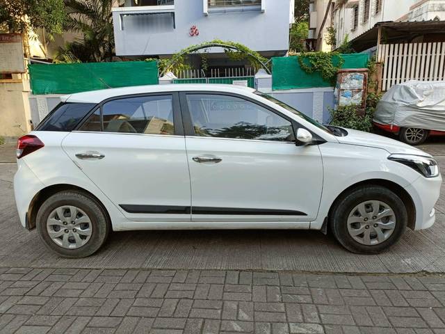https://images10.gaadi.com/usedcar_image/4623317/original/processed_463c3394e49f7a5a00168d29a0002ae5.jpg?imwidth=6401