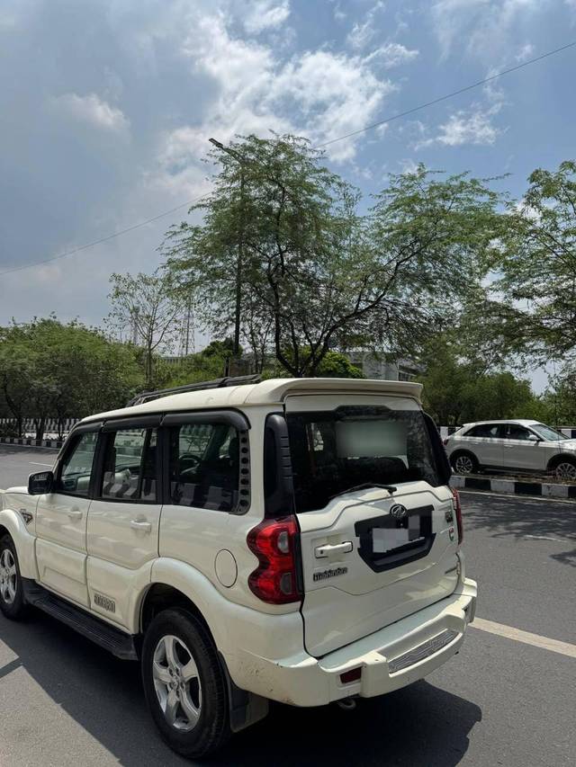 https://images10.gaadi.com/usedcar_image/4623408/original/processed_be9f9a0c1031fd31dde7af145ffeb360.jpg?imwidth=6400