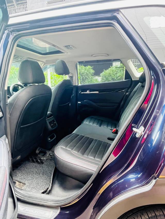 https://images10.gaadi.com/usedcar_image/4623502/original/33cf08d54306b3d9f9fec25f765efadb.jpg?imwidth=6402