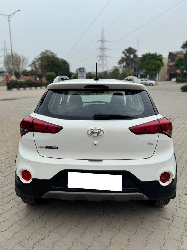 https://images10.gaadi.com/usedcar_image/4623597/original/processed_58800af9b4796cea170fb70eb7f85c22.jpg?imwidth=6402