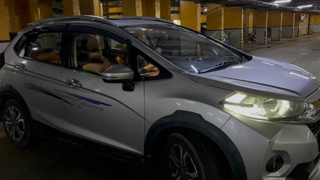 https://images10.gaadi.com/usedcar_image/4623839/original/processed_e22cb410-618a-45cd-ba68-400229682050.jpeg?imwidth=6400