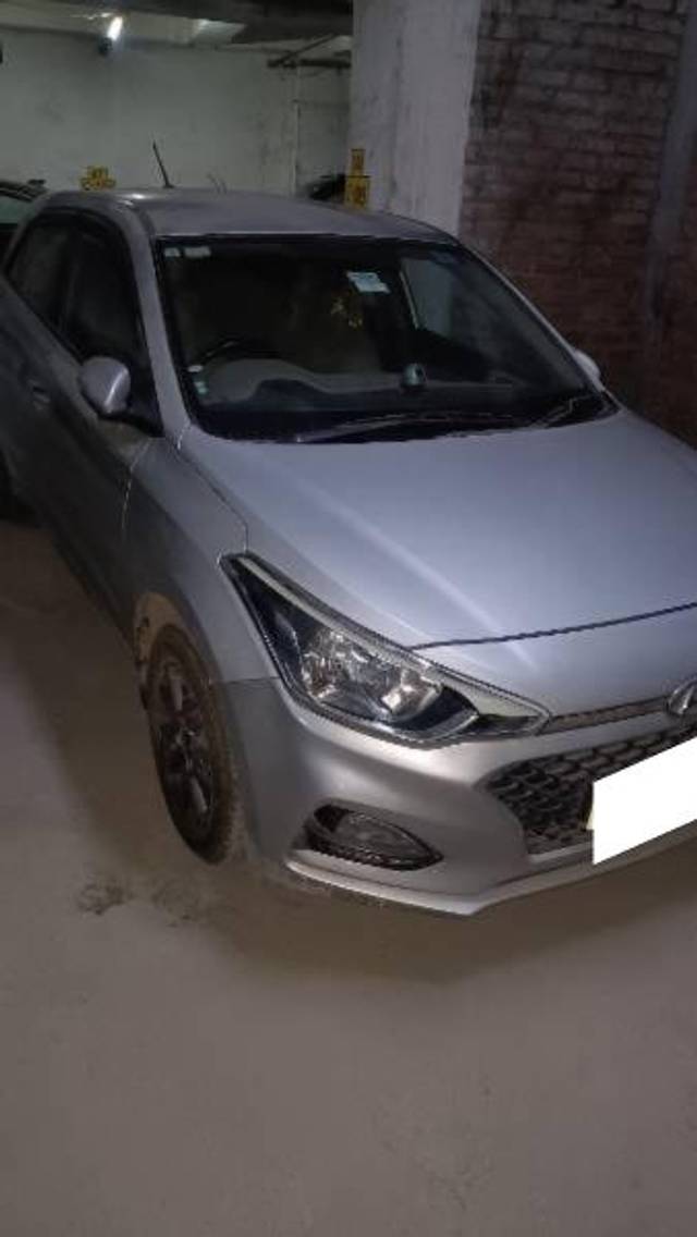 https://images10.gaadi.com/usedcar_image/4623889/original/processed_0a10bff8-cdeb-48f6-8b23-209fc4dfb2cc.jpg?imwidth=6400