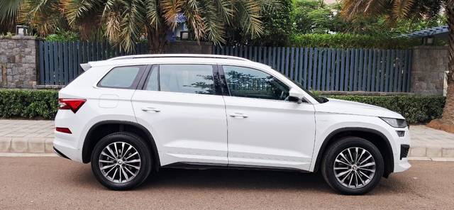 https://images10.gaadi.com/usedcar_image/4623923/original/6d1a5774ec088261d542bf934370f3aa.jpg?imwidth=6401