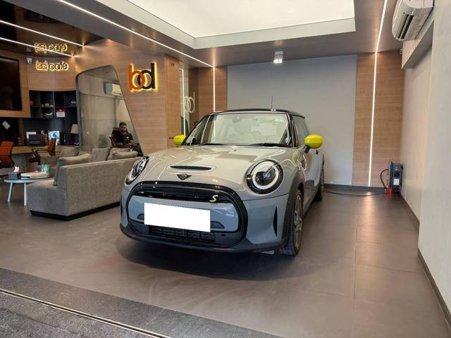 https://images10.gaadi.com/usedcar_image/4623969/original/processed_58d628209a8fd94468a94b0e6dd505c9.jpeg?imwidth=6401