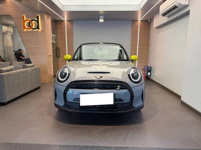 https://images10.gaadi.com/usedcar_image/4623969/original/processed_8d28e23d739bcb6439cfce79b4fefe68.jpeg?imwidth=6402