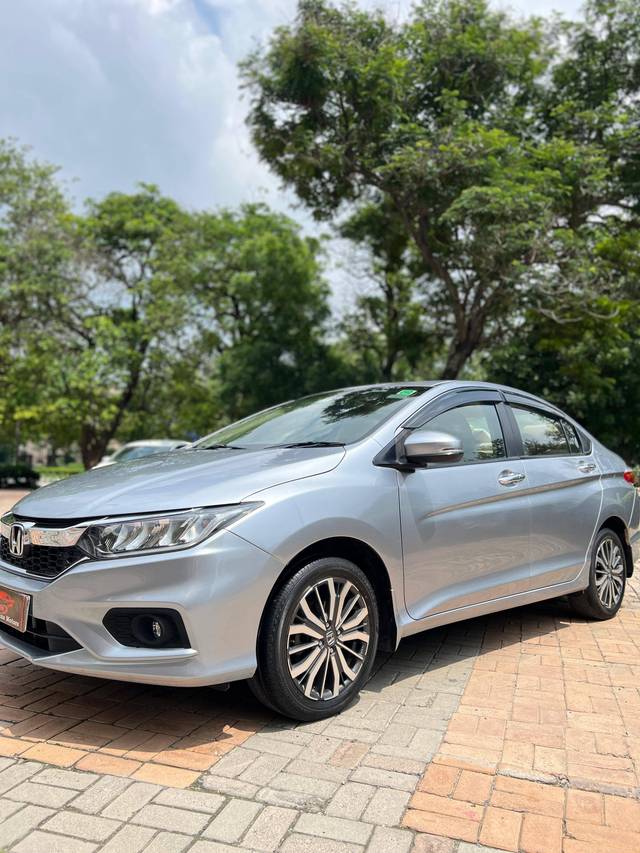 https://images10.gaadi.com/usedcar_image/4624014/original/processed_32454bd828ae7751514b7a23c3d1b18e.jpg?imwidth=6400