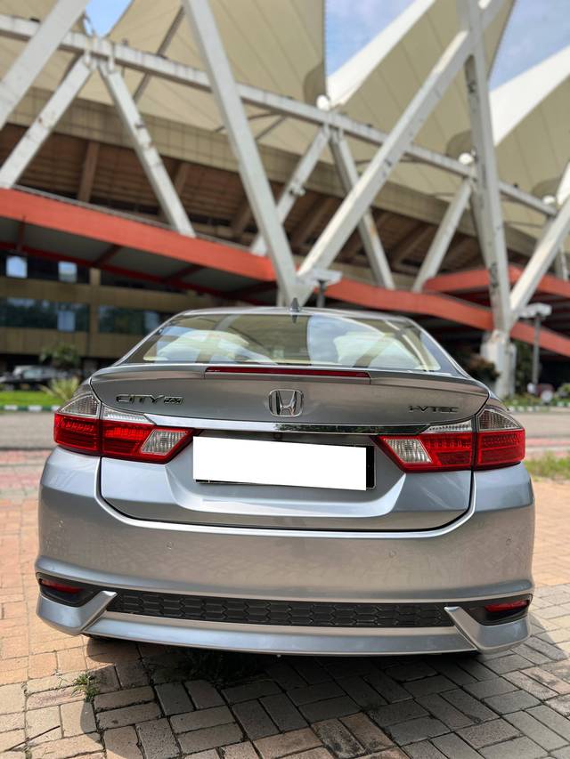 https://images10.gaadi.com/usedcar_image/4624014/original/processed_7debf03977c745c03ff6cb3dd8f1e559.jpg?imwidth=6402