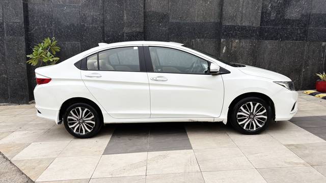 https://images10.gaadi.com/usedcar_image/4624051/original/e1bee4d487933090a981518362145765.jpg?imwidth=6401