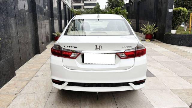 https://images10.gaadi.com/usedcar_image/4624051/original/processed_55c0f71e4ed1d071c64c0f185d4dc220.jpg?imwidth=6402