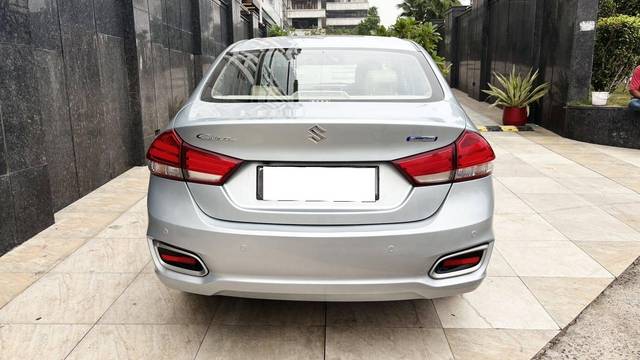 https://images10.gaadi.com/usedcar_image/4624069/original/processed_c54fa5141e1eee4967bf868429ad42ee.jpg?imwidth=6402