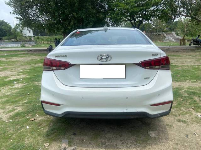 https://images10.gaadi.com/usedcar_image/4624086/original/processed_a9ef1db49c1a3760163087e8288fcabf.jpg?imwidth=6402