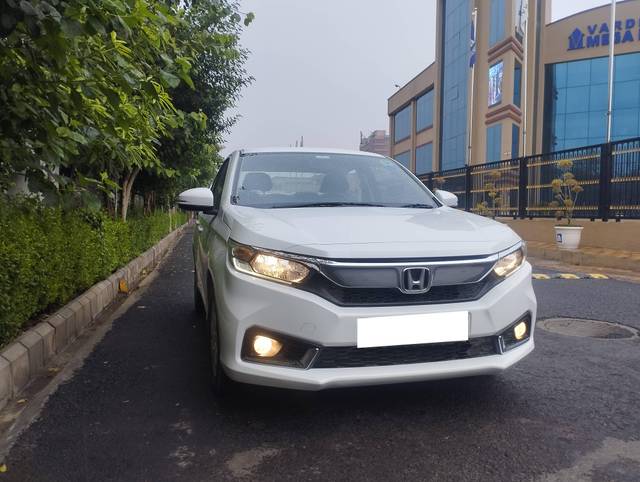https://images10.gaadi.com/usedcar_image/4624088/original/processed_9b24a6a7b27b0cd4bc3d76b87334a21e.jpg?imwidth=6400