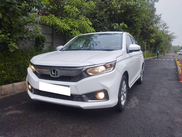 https://images10.gaadi.com/usedcar_image/4624088/original/processed_f5cc9b6b019039b6b603de872c7d7f49.jpg?imwidth=6402