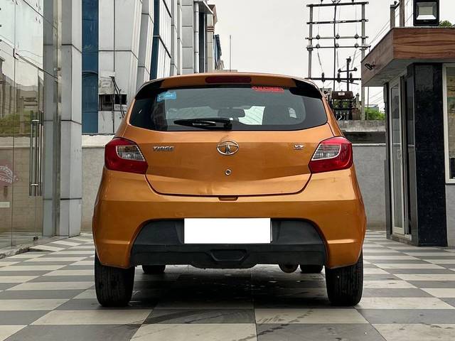 https://images10.gaadi.com/usedcar_image/4624208/original/processed_84ff01530945997b73234e0c89200bf6.jpg?imwidth=6402