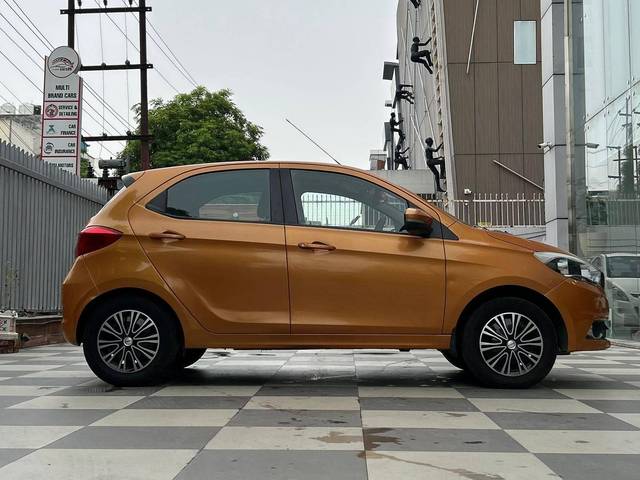 https://images10.gaadi.com/usedcar_image/4624208/original/processed_d6d4c06da55e927f28f4e6593c46c696.jpg?imwidth=6401