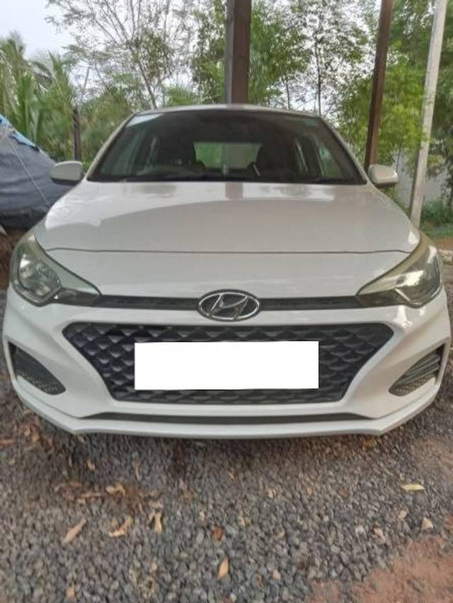 https://images10.gaadi.com/usedcar_image/4624331/original/processed_9e9ab2a6-0a9d-49ed-add0-b0085f3dac62.jpg?imwidth=6400