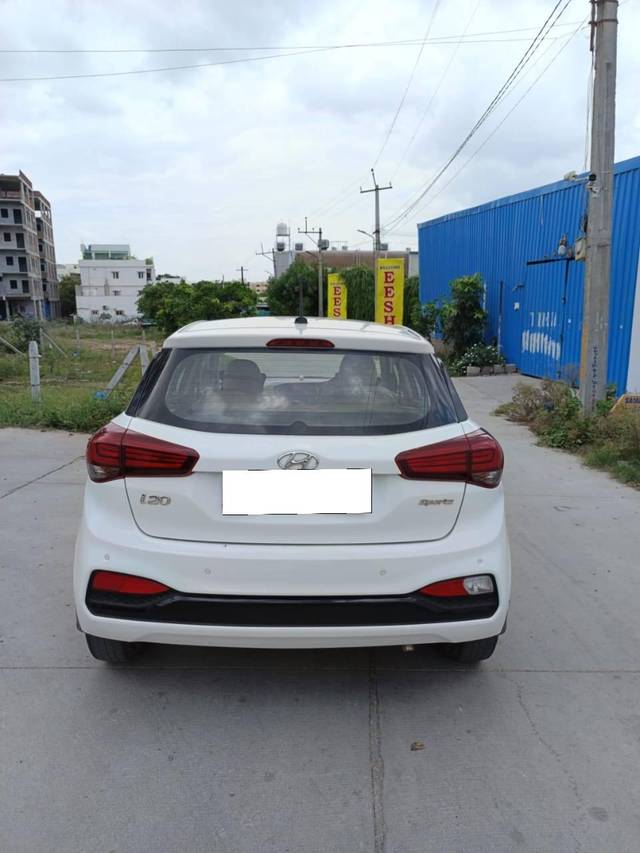 https://images10.gaadi.com/usedcar_image/4624387/original/processed_17b033670a4ccefc835bb86bd5b97c16.jpg?imwidth=6402
