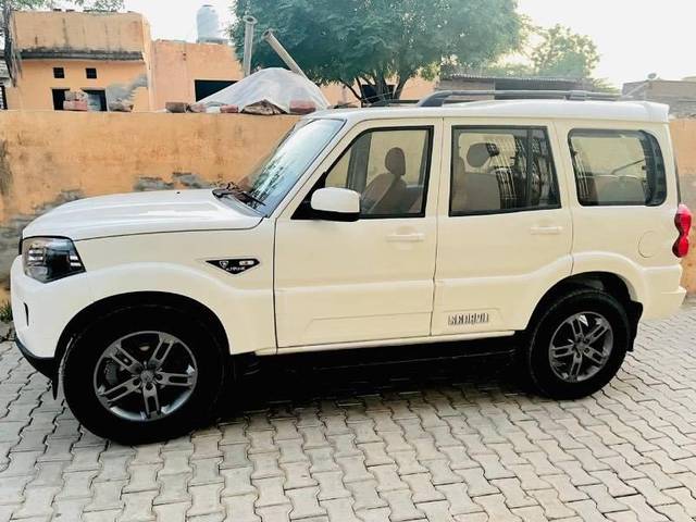 https://images10.gaadi.com/usedcar_image/4624526/original/processed_47ef7fed-2baf-48ba-8600-9f99e83d4611.jpeg?imwidth=6400