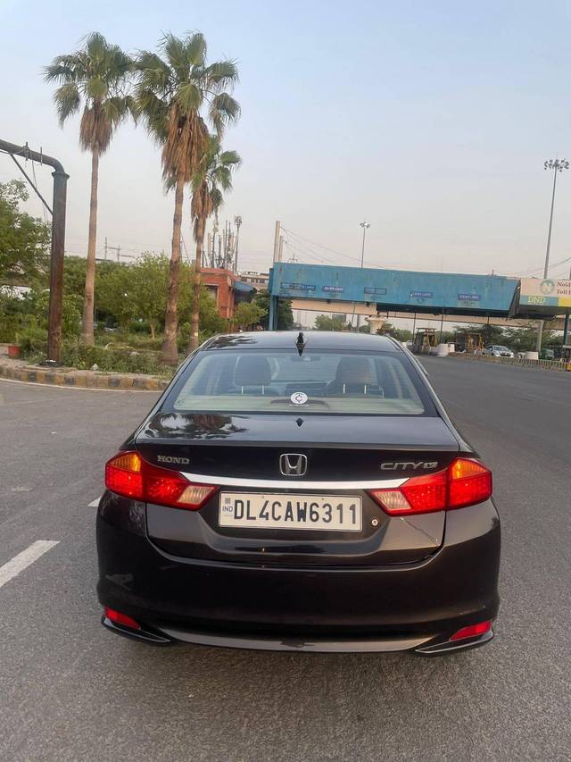 https://images10.gaadi.com/usedcar_image/4624529/original/processed_e201f833dcbe6dcd1360838353b602fa.jpg?imwidth=6401
