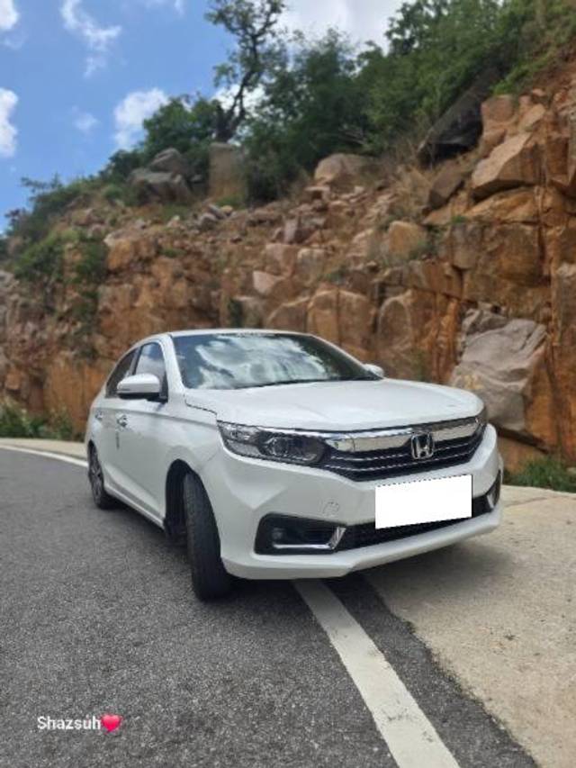 https://images10.gaadi.com/usedcar_image/4624693/original/processed_6adea3e9-d640-4c78-b44c-40a1c50ca4b2.jpg?imwidth=6400