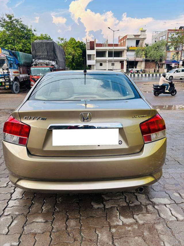 https://images10.gaadi.com/usedcar_image/4624694/original/processed_aa16f96c4d281f84cdecc7e4cf859548.jpg?imwidth=6401