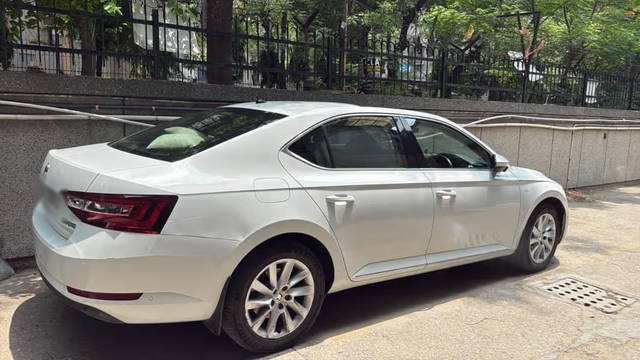 https://images10.gaadi.com/usedcar_image/4624772/original/350986d4-1018-4377-824d-873ac7768ad7.png?imwidth=6401