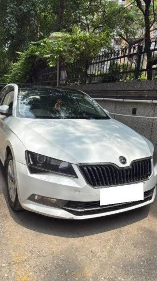 https://images10.gaadi.com/usedcar_image/4624772/original/processed_13f2dc3b-7a73-4792-8934-4ea0462dab6e.jpeg?imwidth=6400