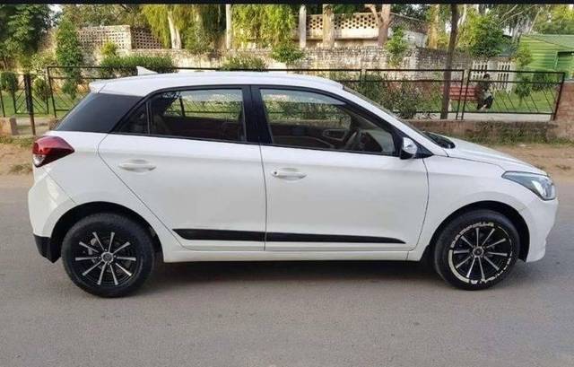 https://images10.gaadi.com/usedcar_image/4625020/original/processed_40b19f85-730d-4c0c-8f3d-033618da7277.jpeg?imwidth=6401