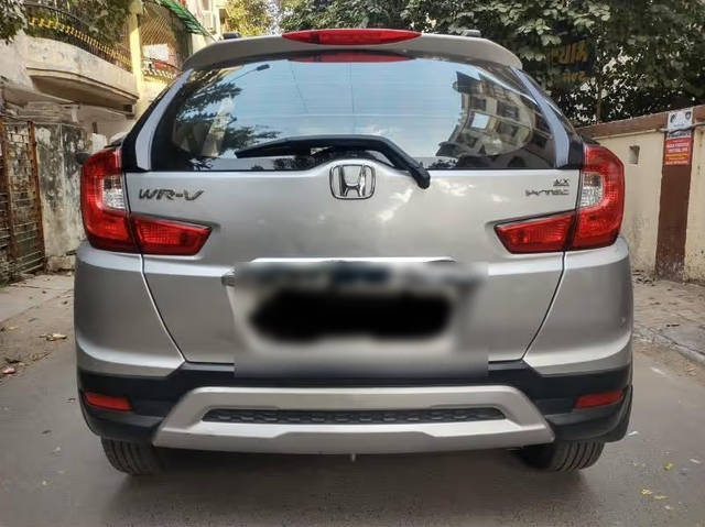 https://images10.gaadi.com/usedcar_image/4625123/original/c7831909-bf9a-45ed-8c8f-f39ed8e1b9bd.png?imwidth=6401