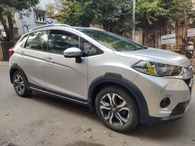 https://images10.gaadi.com/usedcar_image/4625123/original/processed_17379c12-6391-4099-a9d0-6b70ce4ac14b.jpeg?imwidth=6400