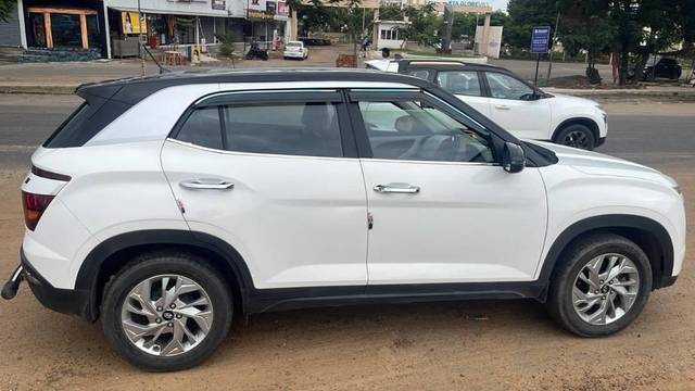 https://images10.gaadi.com/usedcar_image/4625153/original/processed_93a952b0-6033-4530-9662-4520e06ccfae.jpeg?imwidth=6401
