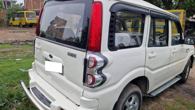 https://images10.gaadi.com/usedcar_image/4625328/original/processed_8c25839adc0ee24189480788fd53da87.jpg?imwidth=6401