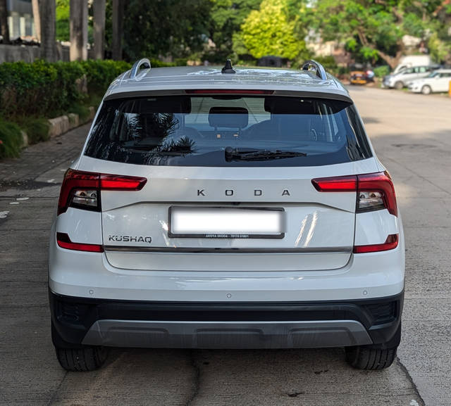 https://images10.gaadi.com/usedcar_image/4625375/original/processed_7935b74f6a481c593a1db9a2c9e88125.png?imwidth=6402