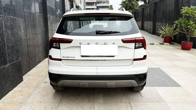 https://images10.gaadi.com/usedcar_image/4625390/original/processed_e2bdf7fb84a59ca4053e8e8303f22dc4.jpg?imwidth=6402