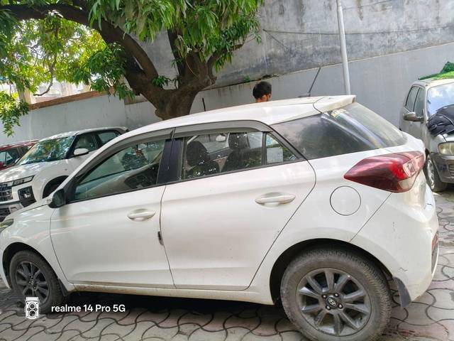 https://images10.gaadi.com/usedcar_image/4625445/original/processed_37f64c0355af93e48d7e16ff7fa01a7e.jpg?imwidth=6401