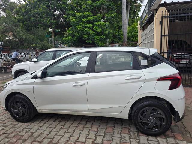 https://images10.gaadi.com/usedcar_image/4625459/original/processed_539cbba8d07f2b4754547d04712a37e2.jpg?imwidth=6402