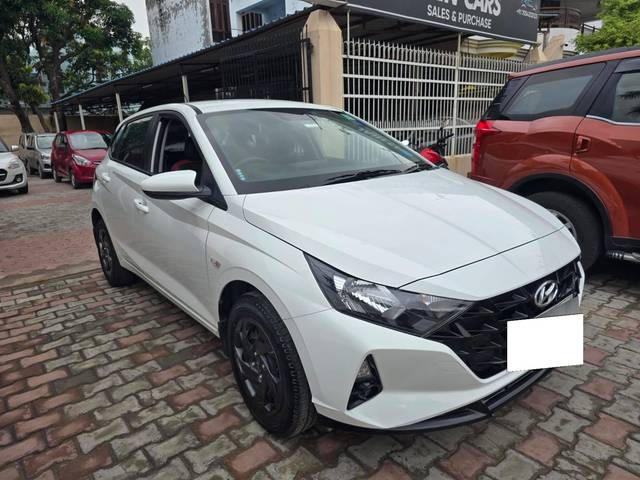 https://images10.gaadi.com/usedcar_image/4625459/original/processed_8b7590e20322bd409fc5199a4eabfe8d.jpg?imwidth=6400