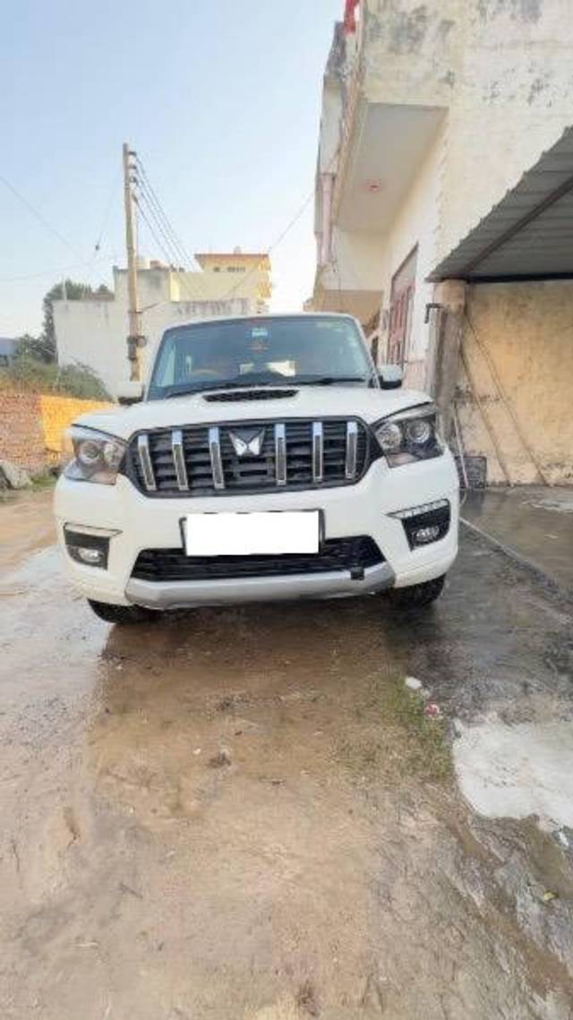 https://images10.gaadi.com/usedcar_image/4625584/original/processed_051fb2e8-4a53-477e-9341-06c7dc387fed.jpg?imwidth=6402