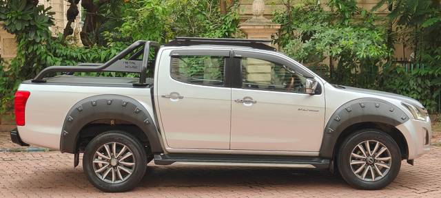 https://images10.gaadi.com/usedcar_image/4625589/original/processed_ef3ba785b5a6c1fe416f208e89aae15b.jpg?imwidth=6401
