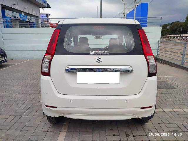 https://images10.gaadi.com/usedcar_image/4625616/original/processed_f41f3507dd86873524d612407e7a2cb5.jpeg?imwidth=6401
