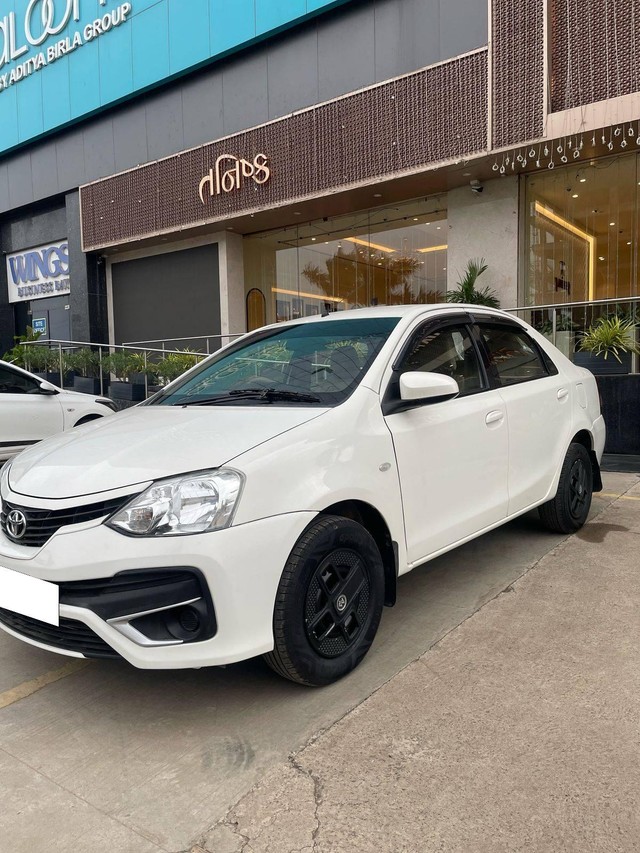 Second-hand 2017 Toyota Etios GD for sale in Rajkot-3