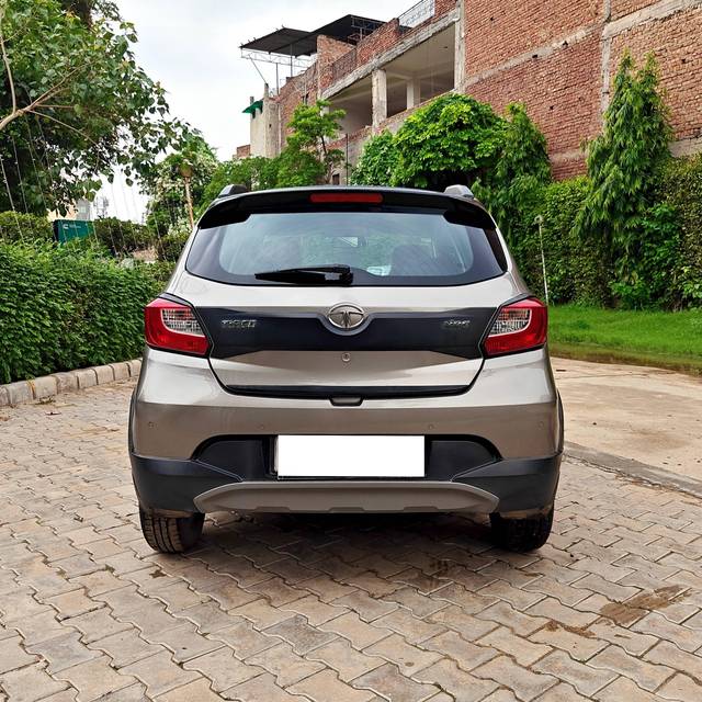 https://images10.gaadi.com/usedcar_image/4625670/original/processed_f1212a43d99884456c20324bee870cd4.jpg?imwidth=6402